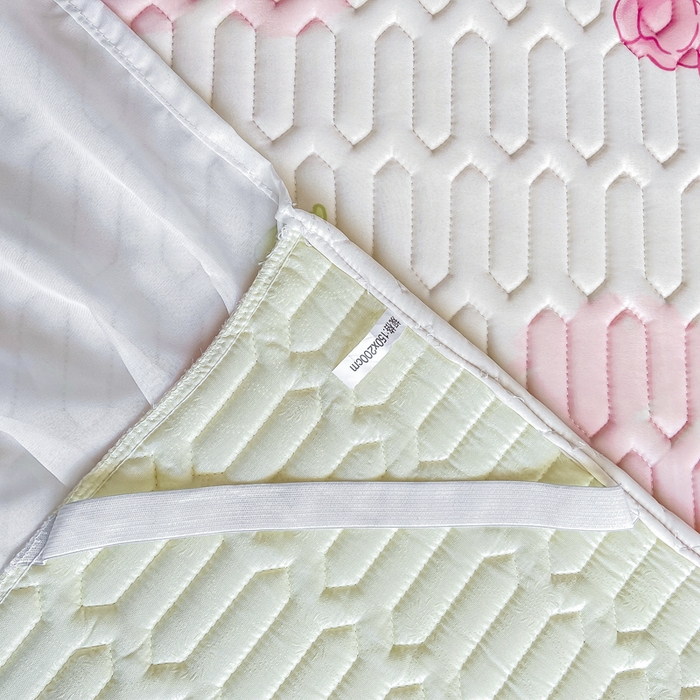 91家纺网 家纺一手货源 找家纺 慕澄 2023新款小版雪纺床裙款乳胶凉席 花花小兔