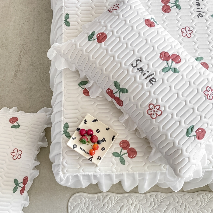 91家纺网 家纺一手货源 找家纺 慕澄 2023新款小版雪纺床裙款乳胶凉席 小樱桃