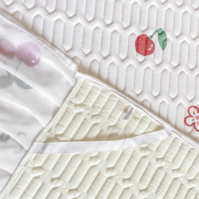 91家纺网 家纺一手货源 找家纺 慕澄 2023新款小版雪纺床裙款乳胶凉席 小樱桃