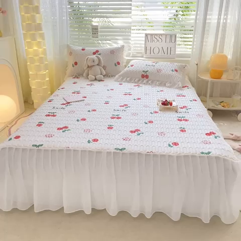 91家纺网 家纺一手货源 找家纺 慕澄 2023新款小版雪纺床裙款乳胶凉席 小樱桃