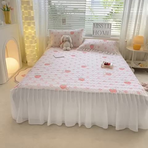 91家纺网 家纺一手货源 找家纺 慕澄 2023新款小版雪纺床裙款乳胶凉席 草莓小兔