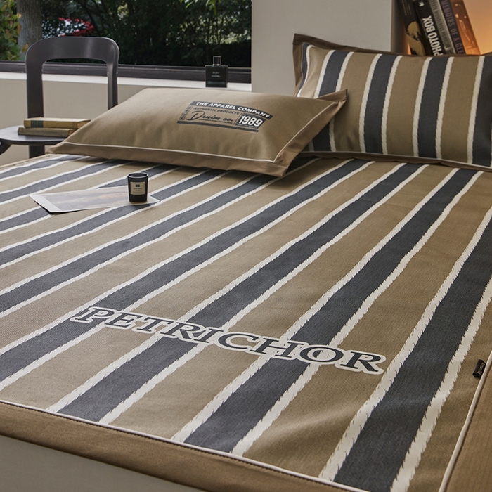 91家纺网 家纺一手货源 找家纺 圆岛家纺 2023夏季A类复古条纹系列高档900D数码印花冰丝凉席 摩登棕调