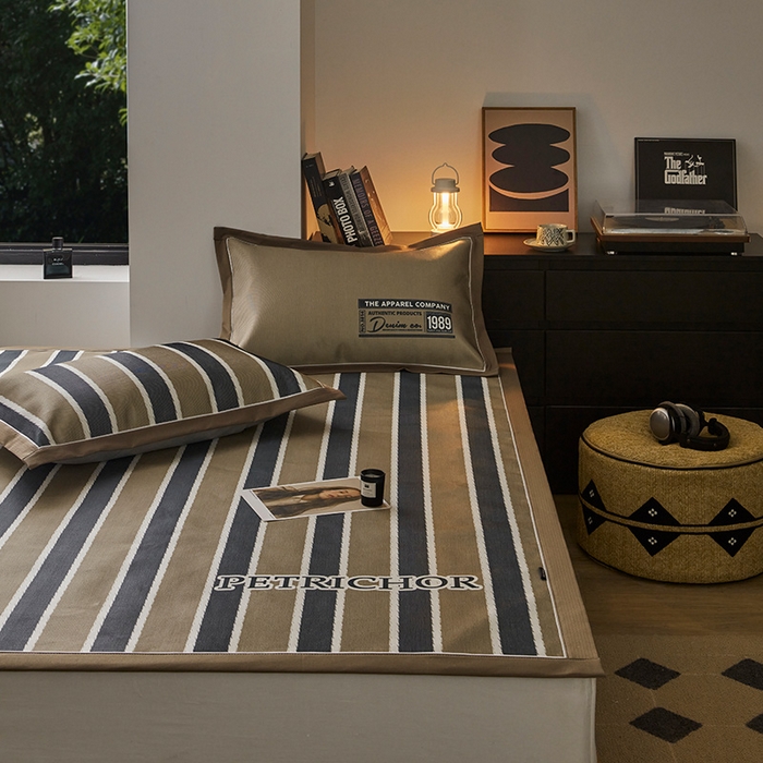 91家纺网 家纺一手货源 找家纺 圆岛家纺 2023夏季A类复古条纹系列高档900D数码印花冰丝凉席 摩登棕调