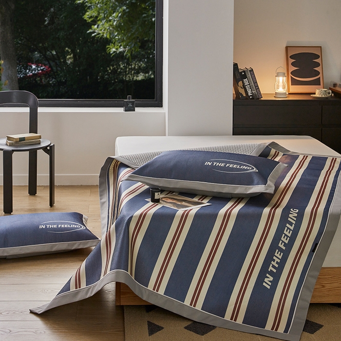 91家纺网 家纺一手货源 找家纺 圆岛家纺 2023夏季A类复古条纹系列高档900D数码印花冰丝凉席 普鲁士蓝