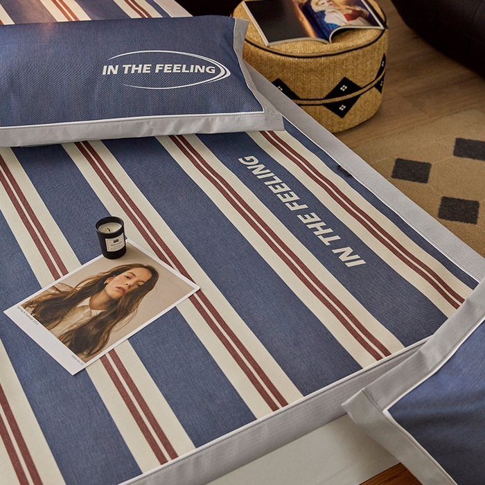 91家纺网 家纺一手货源 找家纺 圆岛家纺 2023夏季A类复古条纹系列高档900D数码印花冰丝凉席 普鲁士蓝