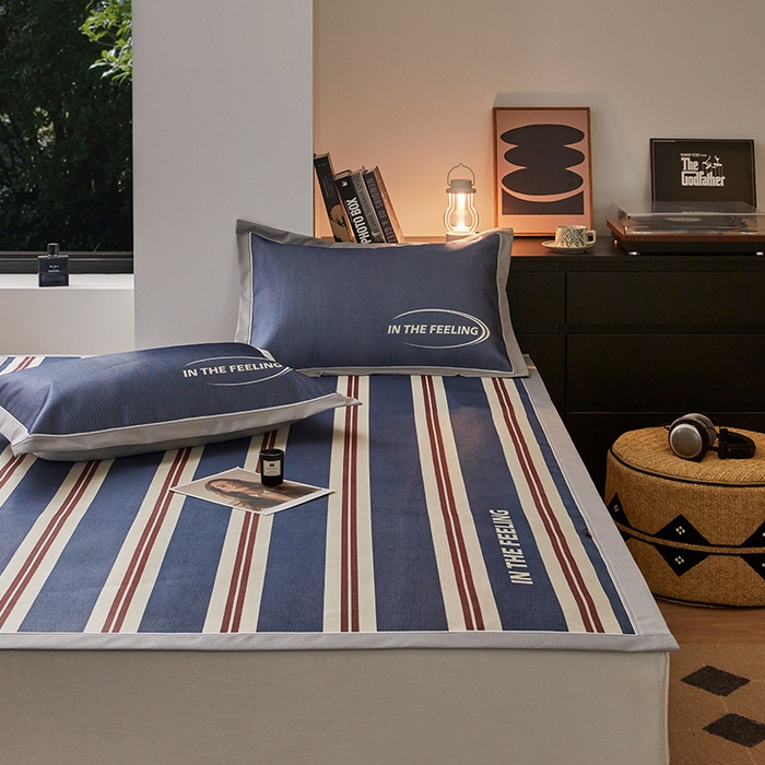 91家纺网 家纺一手货源 找家纺 圆岛家纺 2023夏季A类复古条纹系列高档900D数码印花冰丝凉席 普鲁士蓝