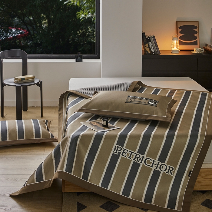 91家纺网 家纺一手货源 找家纺 圆岛家纺 2023夏季A类复古条纹系列高档900D数码印花冰丝凉席 摩登棕调