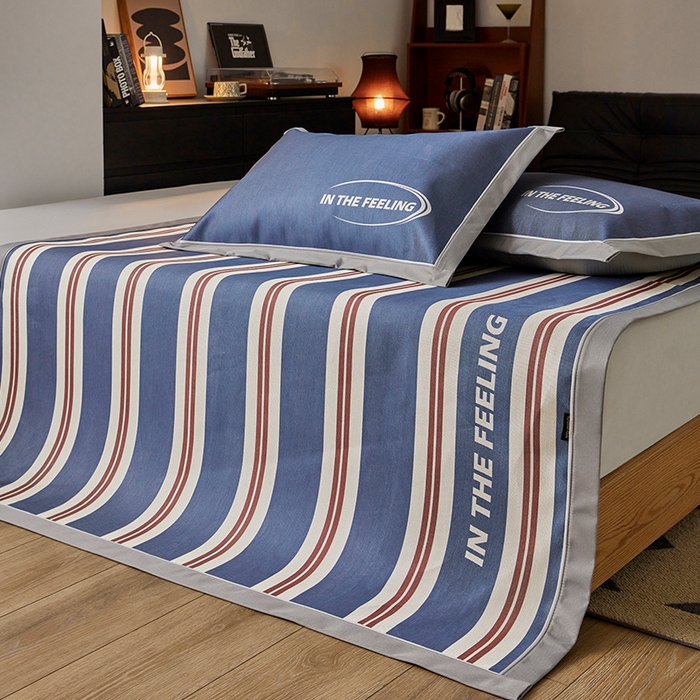 91家纺网 家纺一手货源 找家纺 圆岛家纺 2023夏季A类复古条纹系列高档900D数码印花冰丝凉席 普鲁士蓝