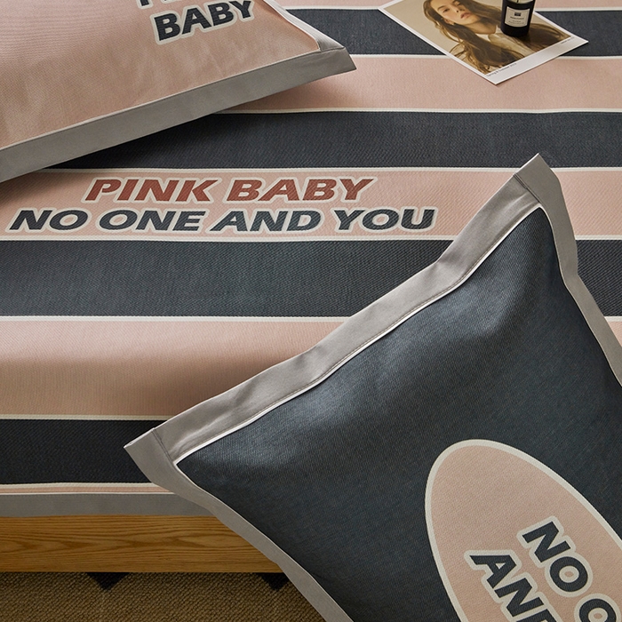 91家纺网 家纺一手货源 找家纺 圆岛家纺 2023夏季A类复古条纹系列高档900D数码印花冰丝凉席 甜酷粉黑