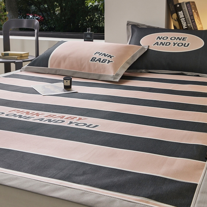 91家纺网 家纺一手货源 找家纺 圆岛家纺 2023夏季A类复古条纹系列高档900D数码印花冰丝凉席 甜酷粉黑