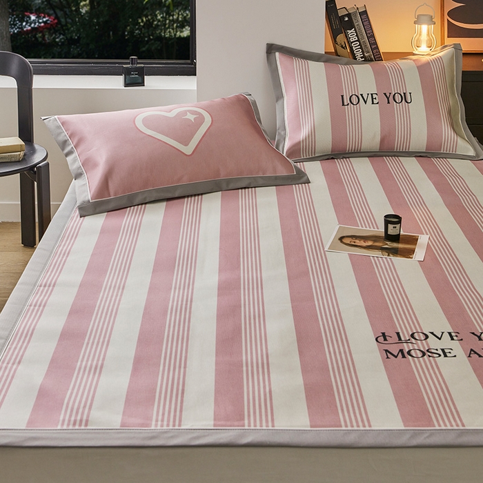 91家纺网 家纺一手货源 找家纺 圆岛家纺 2023夏季A类复古条纹系列高档900D数码印花冰丝凉席 蜜语粉