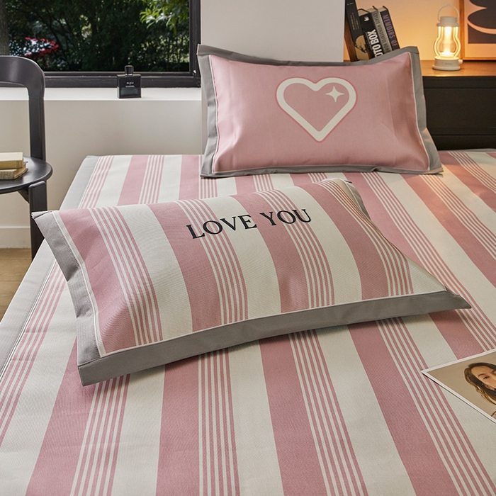 91家纺网 家纺一手货源 找家纺 圆岛家纺 2023夏季A类复古条纹系列高档900D数码印花冰丝凉席 蜜语粉