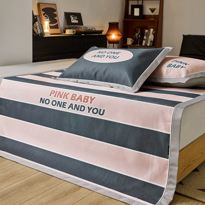 91家纺网 家纺一手货源 找家纺 圆岛家纺 2023夏季A类复古条纹系列高档900D数码印花冰丝凉席 甜酷粉黑