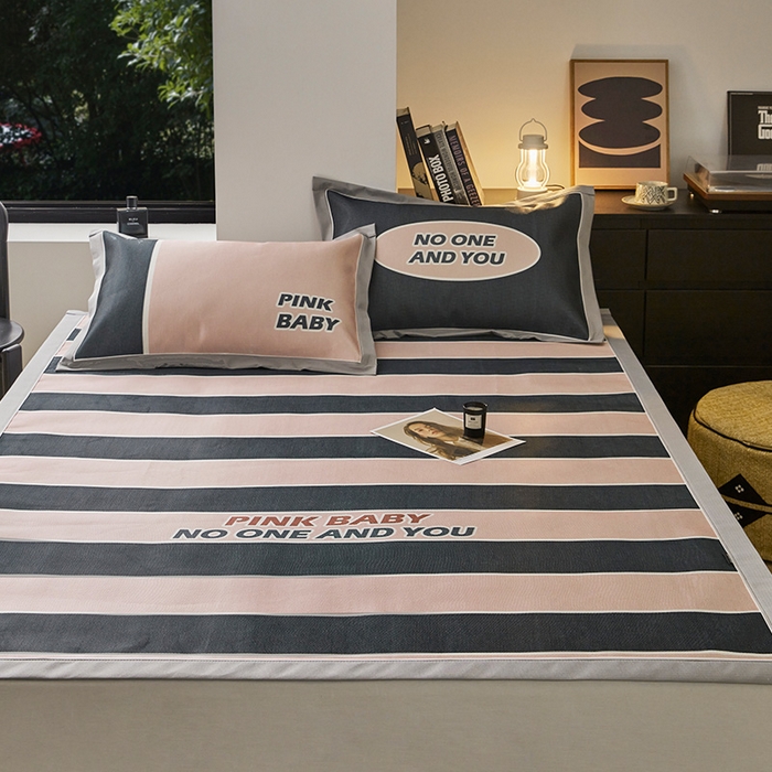 91家纺网 家纺一手货源 找家纺 圆岛家纺 2023夏季A类复古条纹系列高档900D数码印花冰丝凉席 甜酷粉黑