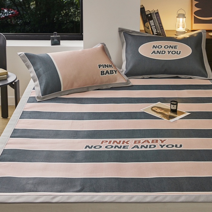 91家纺网 家纺一手货源 找家纺 圆岛家纺 2023夏季A类复古条纹系列高档900D数码印花冰丝凉席 甜酷粉黑