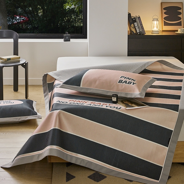 91家纺网 家纺一手货源 找家纺 圆岛家纺 2023夏季A类复古条纹系列高档900D数码印花冰丝凉席 甜酷粉黑