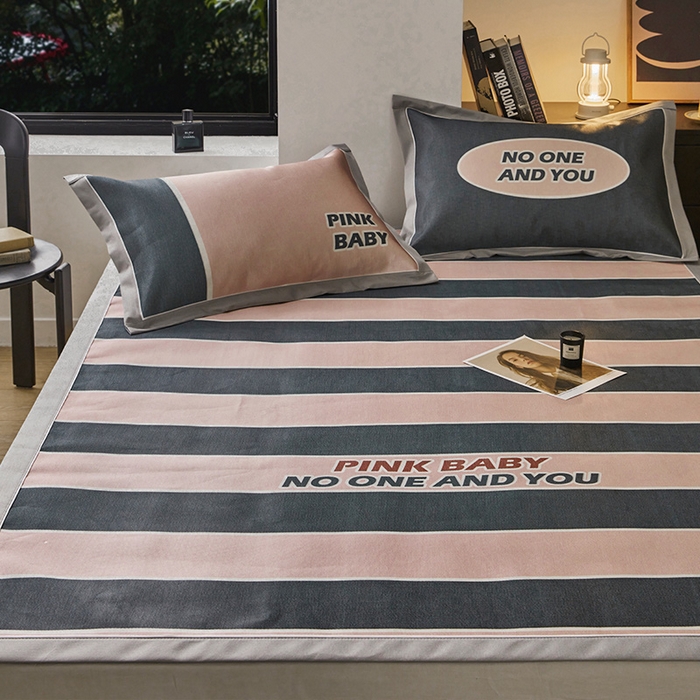 91家纺网 家纺一手货源 找家纺 圆岛家纺 2023夏季A类复古条纹系列高档900D数码印花冰丝凉席 甜酷粉黑