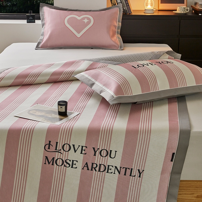 91家纺网 家纺一手货源 找家纺 圆岛家纺 2023夏季A类复古条纹系列高档900D数码印花冰丝凉席 蜜语粉