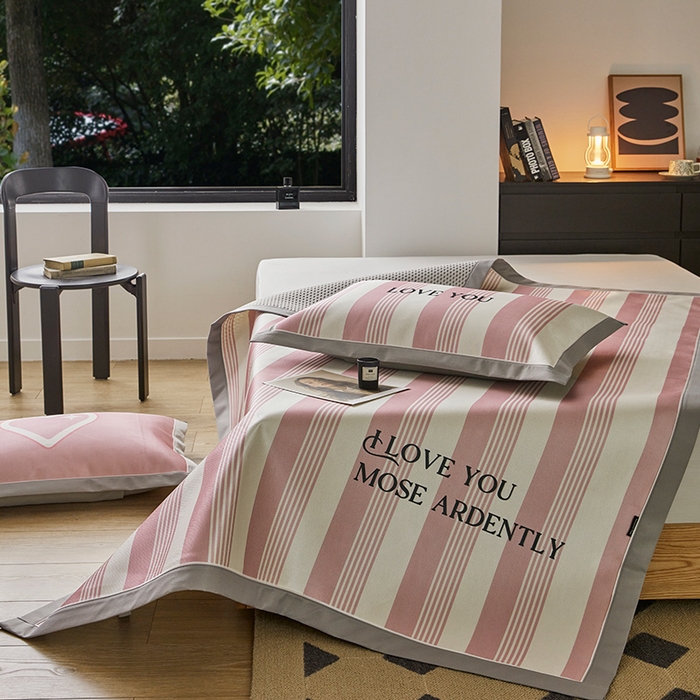 91家纺网 家纺一手货源 找家纺 圆岛家纺 2023夏季A类复古条纹系列高档900D数码印花冰丝凉席 蜜语粉