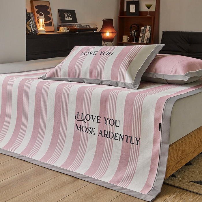 91家纺网 家纺一手货源 找家纺 圆岛家纺 2023夏季A类复古条纹系列高档900D数码印花冰丝凉席 蜜语粉