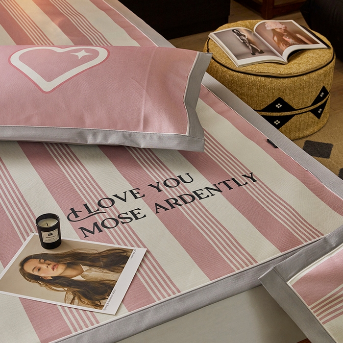 91家纺网 家纺一手货源 找家纺 圆岛家纺 2023夏季A类复古条纹系列高档900D数码印花冰丝凉席 蜜语粉