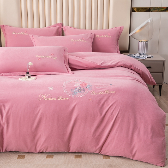 91家纺网 家纺一手货源 找家纺 优姿家纺 2024新款锦棉绣花四件套吊边床单一字绣枕套套件-锦绣花园 锦绣花园-豆沙