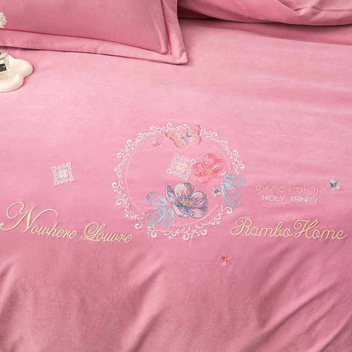 91家纺网 家纺一手货源 找家纺 优姿家纺 2024新款锦棉绣花四件套吊边床单一字绣枕套套件-锦绣花园 锦绣花园-豆沙