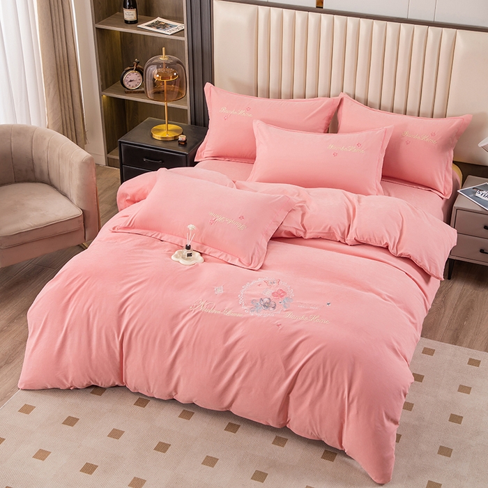 91家纺网 家纺一手货源 找家纺 优姿家纺 2024新款锦棉绣花四件套吊边床单一字绣枕套套件-锦绣花园 锦绣花园-粉