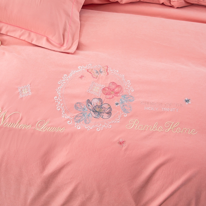 91家纺网 家纺一手货源 找家纺 优姿家纺 2024新款锦棉绣花四件套吊边床单一字绣枕套套件-锦绣花园 锦绣花园-粉