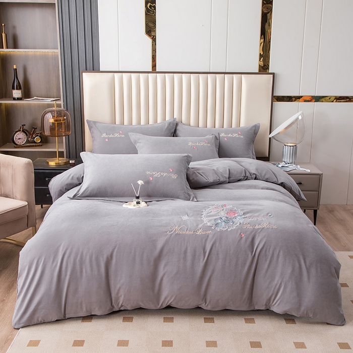 91家纺网 家纺一手货源 找家纺 优姿家纺 2024新款锦棉绣花四件套吊边床单一字绣枕套套件-锦绣花园 锦绣花园-灰