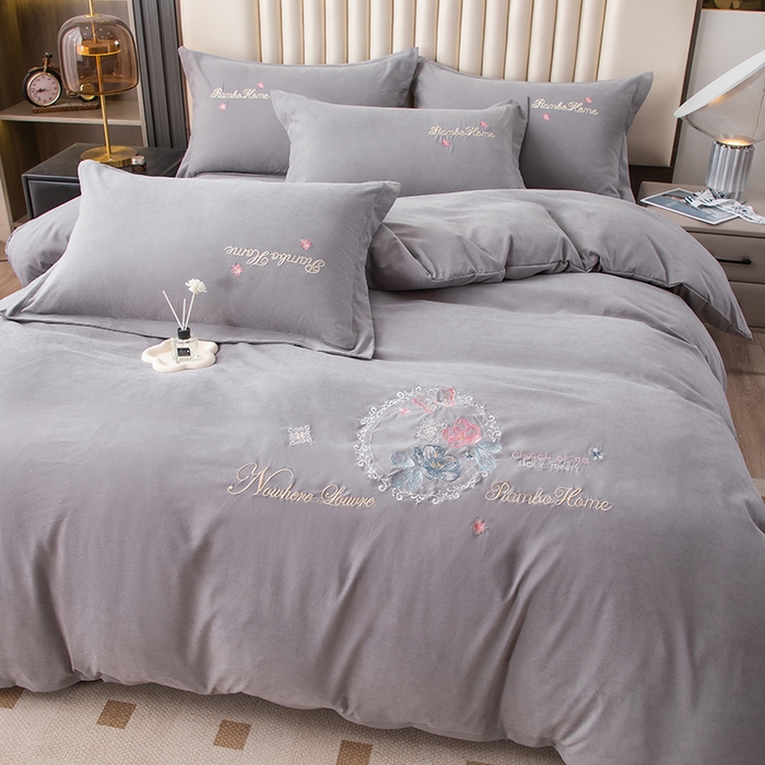 91家纺网 家纺一手货源 找家纺 优姿家纺 2024新款锦棉绣花四件套吊边床单一字绣枕套套件-锦绣花园 锦绣花园-灰