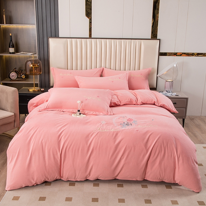 91家纺网 家纺一手货源 找家纺 优姿家纺 2024新款锦棉绣花四件套吊边床单一字绣枕套套件-锦绣花园 锦绣花园-粉