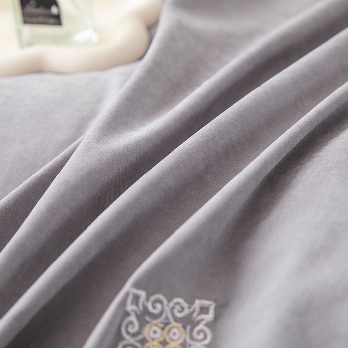 91家纺网 家纺一手货源 找家纺 优姿家纺 2024新款锦棉绣花四件套吊边床单一字绣枕套套件-锦绣花园 锦绣花园-灰