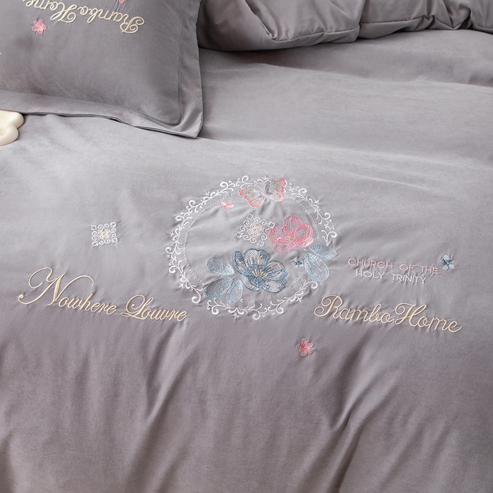 91家纺网 家纺一手货源 找家纺 优姿家纺 2024新款锦棉绣花四件套吊边床单一字绣枕套套件-锦绣花园 锦绣花园-灰