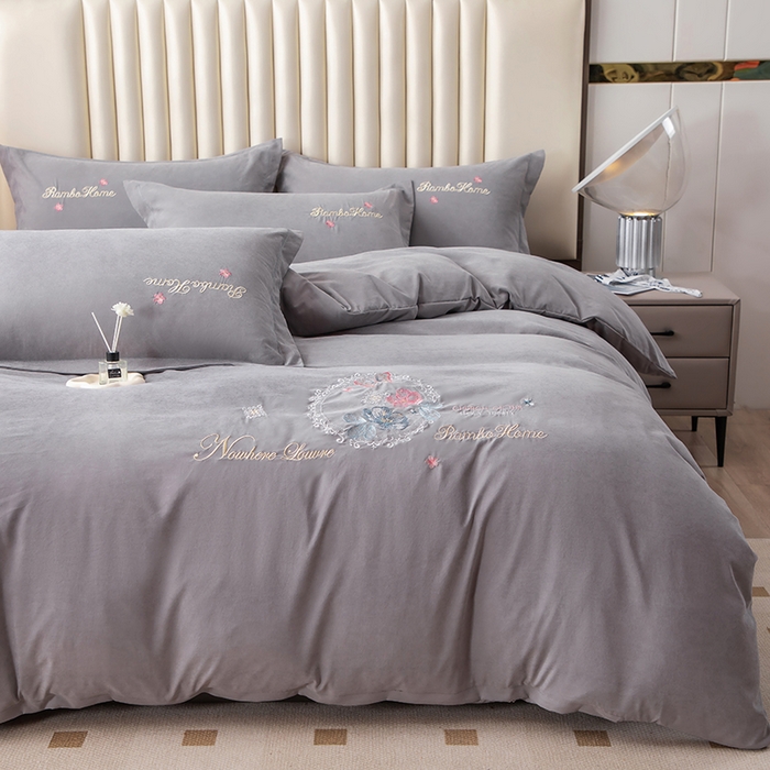 91家纺网 家纺一手货源 找家纺 优姿家纺 2024新款锦棉绣花四件套吊边床单一字绣枕套套件-锦绣花园 锦绣花园-灰