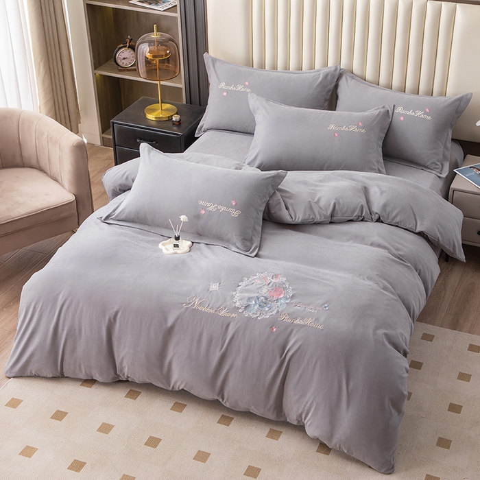 91家纺网 家纺一手货源 找家纺 优姿家纺 2024新款锦棉绣花四件套吊边床单一字绣枕套套件-锦绣花园 锦绣花园-灰