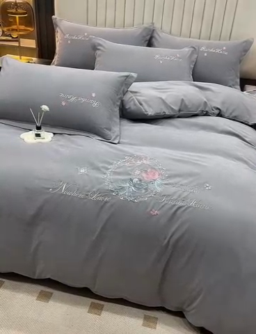 91家纺网 家纺一手货源 找家纺 优姿家纺 2024新款锦棉绣花四件套吊边床单一字绣枕套套件-锦绣花园 锦绣花园-灰