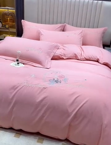 91家纺网 家纺一手货源 找家纺 优姿家纺 2024新款锦棉绣花四件套吊边床单一字绣枕套套件-锦绣花园 锦绣花园-粉