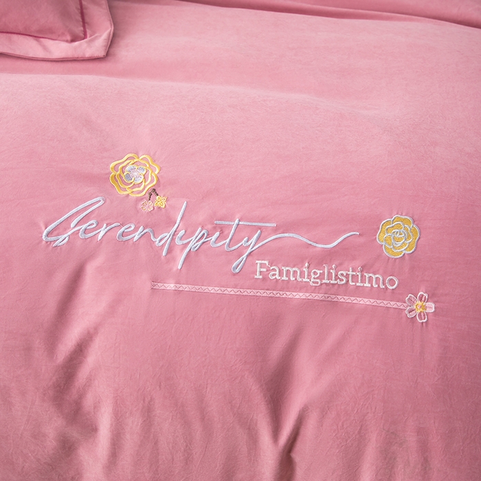 91家纺网 家纺一手货源 找家纺 优姿家纺 2024新款锦棉绣花四件套吊边床单一字绣枕套套件-雅韵 雅韵-豆沙