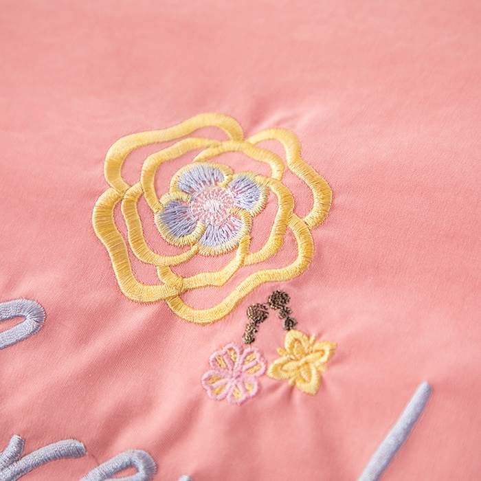 91家纺网 家纺一手货源 找家纺 优姿家纺 2024新款锦棉绣花四件套吊边床单一字绣枕套套件-雅韵 雅韵-粉