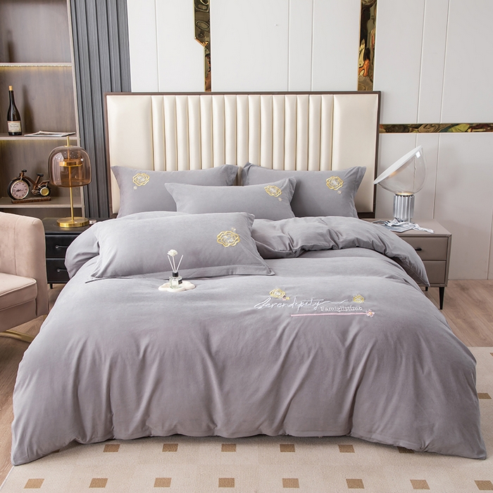 91家纺网 家纺一手货源 找家纺 优姿家纺 2024新款锦棉绣花四件套吊边床单一字绣枕套套件-雅韵 雅韵-粉