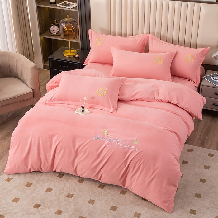 91家纺网 家纺一手货源 找家纺 优姿家纺 2024新款锦棉绣花四件套吊边床单一字绣枕套套件-雅韵 雅韵-粉