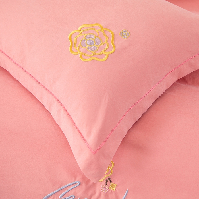 91家纺网 家纺一手货源 找家纺 优姿家纺 2024新款锦棉绣花四件套吊边床单一字绣枕套套件-雅韵 雅韵-粉