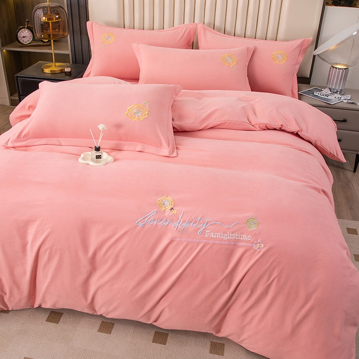 91家纺网 家纺一手货源 找家纺 优姿家纺 2024新款锦棉绣花四件套吊边床单一字绣枕套套件-雅韵 雅韵-粉