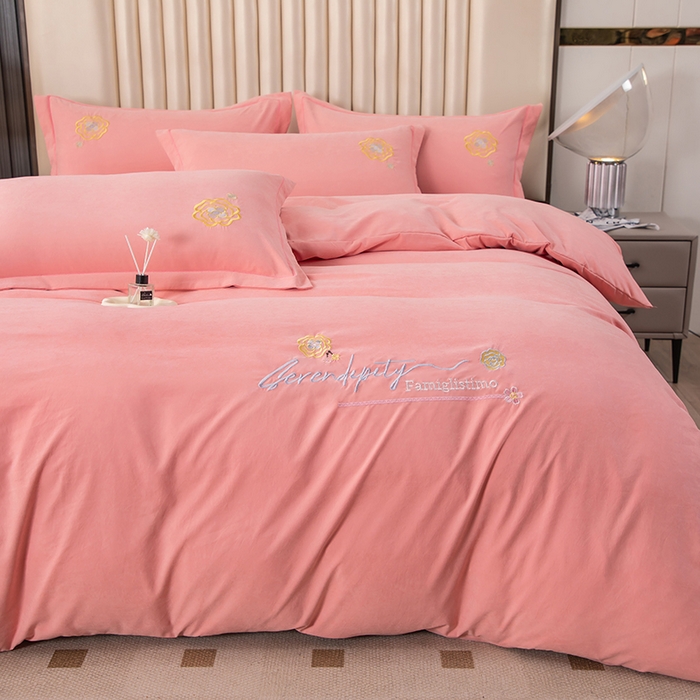 91家纺网 家纺一手货源 找家纺 优姿家纺 2024新款锦棉绣花四件套吊边床单一字绣枕套套件-雅韵 雅韵-粉