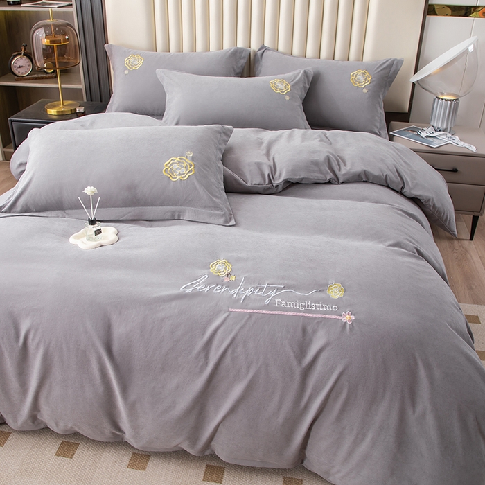 91家纺网 家纺一手货源 找家纺 优姿家纺 2024新款锦棉绣花四件套吊边床单一字绣枕套套件-雅韵 雅韵-灰