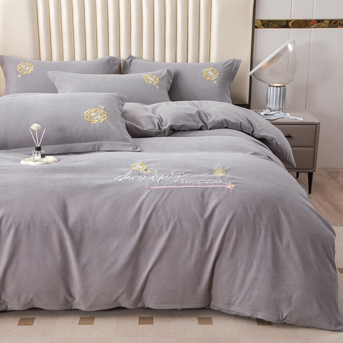 91家纺网 家纺一手货源 找家纺 优姿家纺 2024新款锦棉绣花四件套吊边床单一字绣枕套套件-雅韵 雅韵-灰