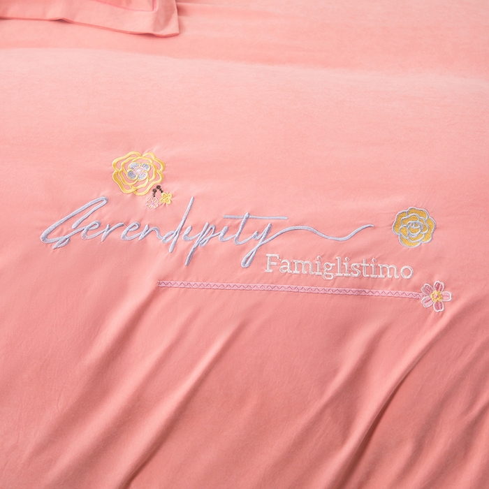 91家纺网 家纺一手货源 找家纺 优姿家纺 2024新款锦棉绣花四件套吊边床单一字绣枕套套件-雅韵 雅韵-粉