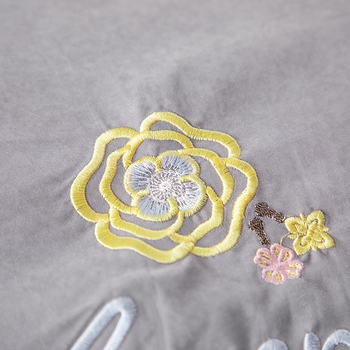 91家纺网 家纺一手货源 找家纺 优姿家纺 2024新款锦棉绣花四件套吊边床单一字绣枕套套件-雅韵 雅韵-灰