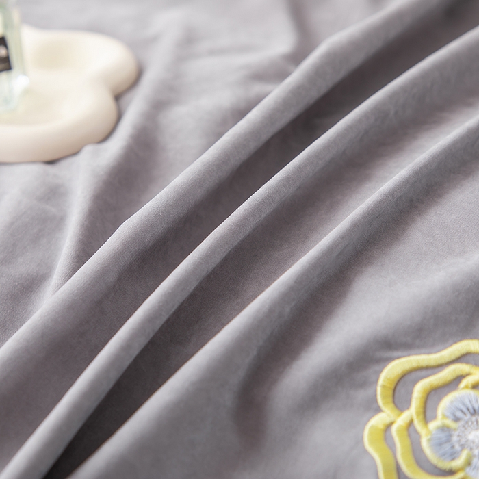 91家纺网 家纺一手货源 找家纺 优姿家纺 2024新款锦棉绣花四件套吊边床单一字绣枕套套件-雅韵 雅韵-灰